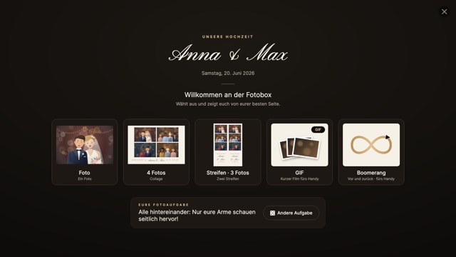 Startseite der Fotobox: oben „Unsere Hochzeit“, Anna & Max in Schreibschrift und das Datum, darunter dunkle Karten für Foto, 4 Fotos, Streifen, GIF und Boomerang mit den ersten Fotos des Abends: das gezeichnete Brautpaar und Gäste. Unten eine Fotoaufgabe