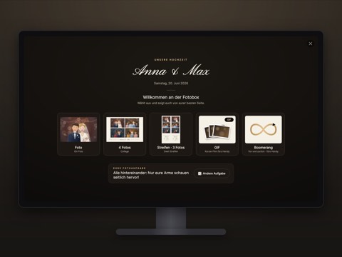 Fotobox-Software auf einem Monitor: Begrüßung zur Hochzeit von Anna & Max, Auswahl zwischen Foto, 4 Fotos, Fotostreifen, GIF und Boomerang, darunter eine Fotoaufgabe